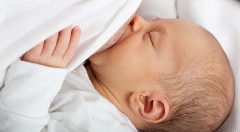 Šest tipů pro kojení u prvorodiček